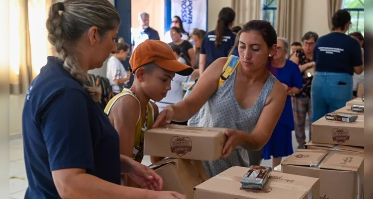 Ação social beneficia 5 mil famílias de PG com cestas básicas e chocolate
