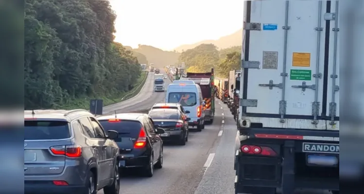 Acidente entre carretas interdita pista sentido litoral da BR-277; fila chegou a 19 km