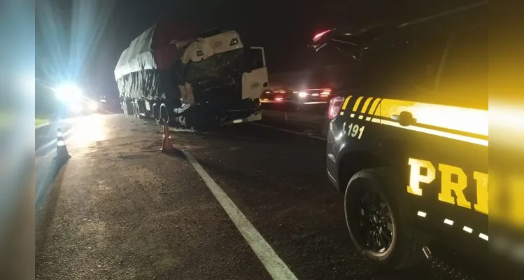 Acidente entre carretas interdita pista sentido litoral da BR-277; fila chegou a 19 km