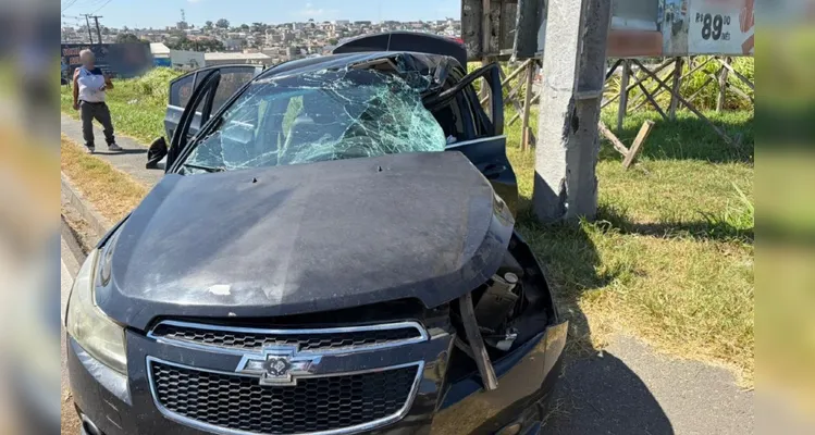 Carro ‘abraçou’ o poste após motorista perder o controle da direção