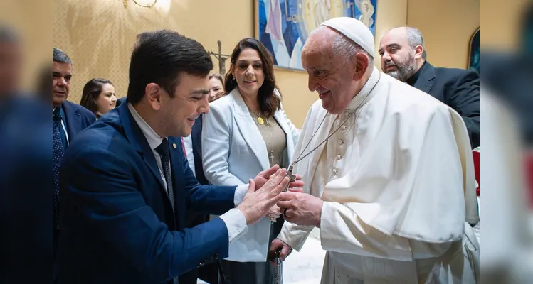 O deputado federal Aliel Machado (PV) durante encontro com o Papa Francisco, no Vaticano