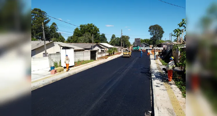 Com investimento de R$ 2,6 milhões, a Prefeitura de Ponta Grossa está pavimentando oito ruas do bairro
