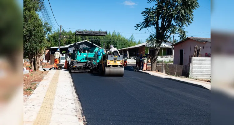 Com investimento de R$ 2,6 milhões, a Prefeitura de Ponta Grossa está pavimentando oito ruas do bairro