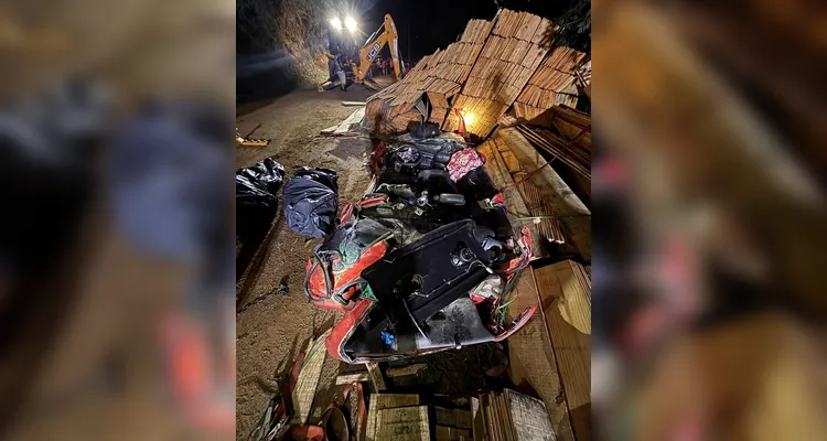 Caminhão tomba sobre carro e mata casal, incluindo gestante, em Santa Catarina