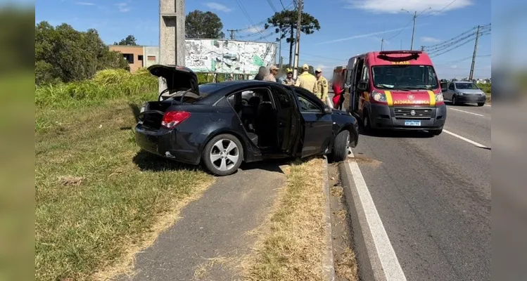 Carro ‘abraçou’ o poste após motorista perder o controle da direção