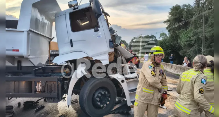 Confira fotos do acidente entre dois caminhões na BR-376, em Ponta Grossa