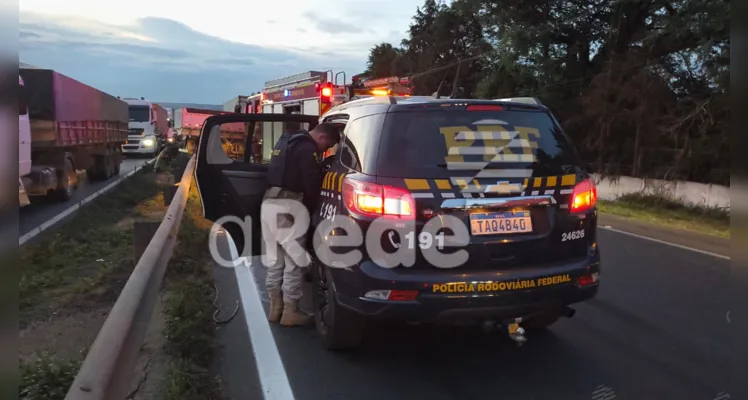 Confira fotos do acidente entre dois caminhões na BR-376, em Ponta Grossa
