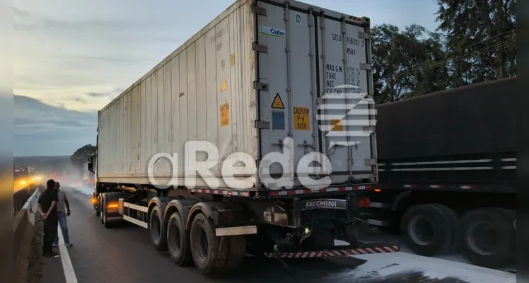 Confira fotos do acidente entre dois caminhões na BR-376, em Ponta Grossa