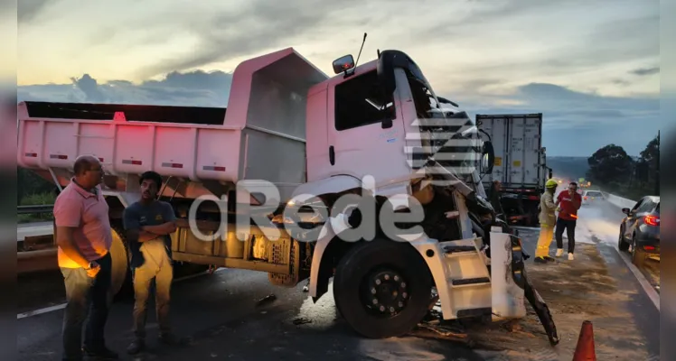 Confira fotos do acidente entre dois caminhões na BR-376, em Ponta Grossa