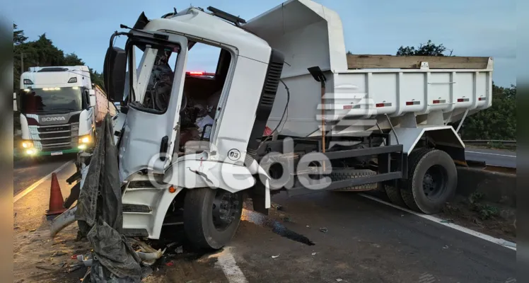 Confira fotos do acidente entre dois caminhões na BR-376, em Ponta Grossa
