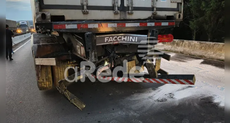 Confira fotos do acidente entre dois caminhões na BR-376, em Ponta Grossa