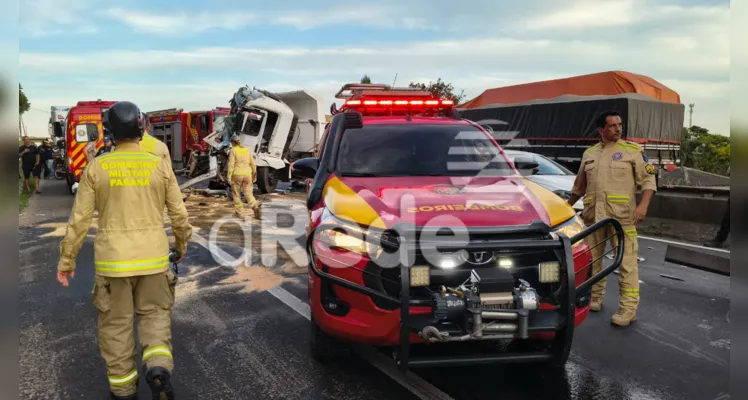 Confira fotos do acidente entre dois caminhões na BR-376, em Ponta Grossa