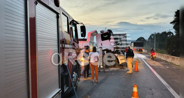 Confira fotos do acidente entre dois caminhões na BR-376, em Ponta Grossa