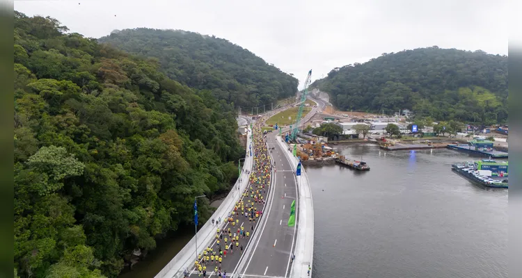 Milhares de atletas cruzam a Ponte de Guaratuba na 1ª Maratona Internacional do Paraná