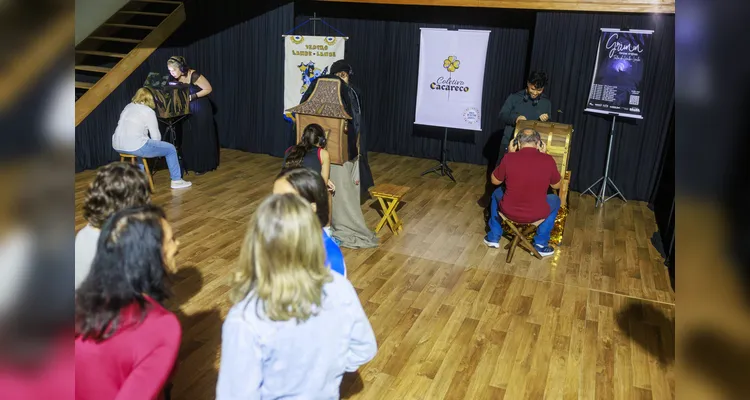 Projeto Irmãos Grimm leva teatro lambe-lambe inspirado em contos para PG