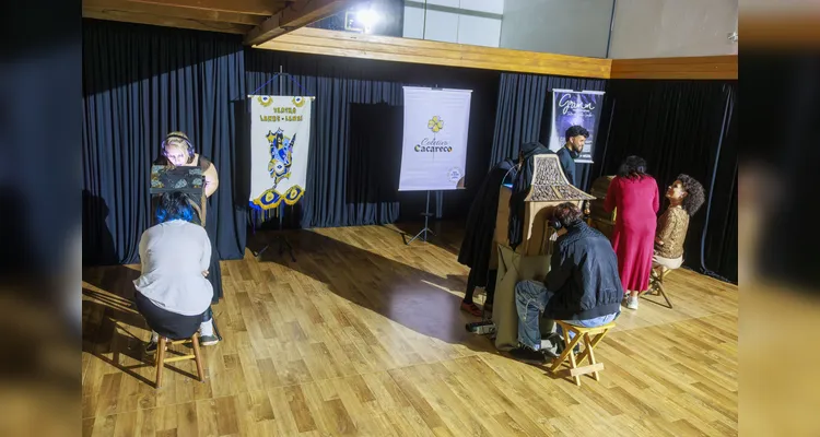 Projeto Irmãos Grimm leva teatro lambe-lambe inspirado em contos para PG