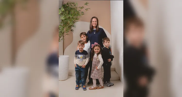 Fernanda Rodrigues Vargas e seus filhos Lucca, Theo, Gael e Liz Maria Vargas