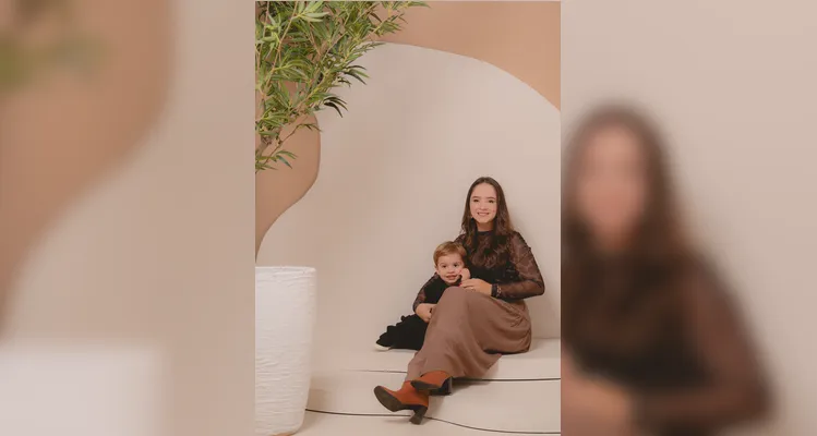 Milena Dallarmi Mendes e seu filho Heitor Mendes