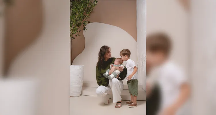 Dyessica Ambrosini e seus filhos Bernardo e Antonio Grachinski