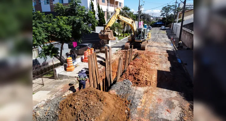 Prefeitura constrói extensão de galeria pluvial na Rua Estados Unidos, Vila Ezilda