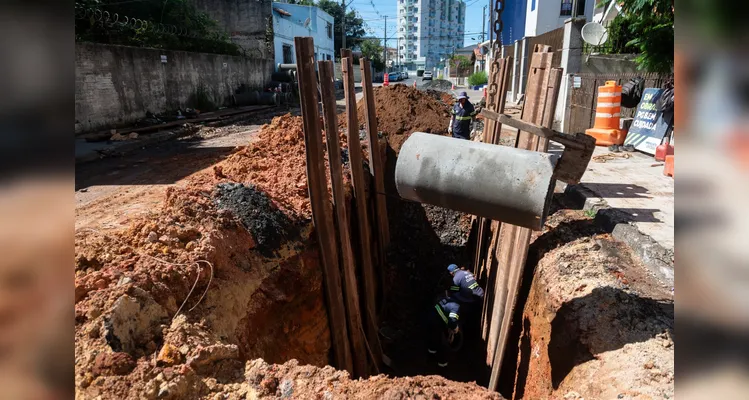 Prefeitura constrói extensão de galeria pluvial na Rua Estados Unidos, Vila Ezilda