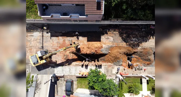 Prefeitura constrói extensão de galeria pluvial na Rua Estados Unidos, Vila Ezilda