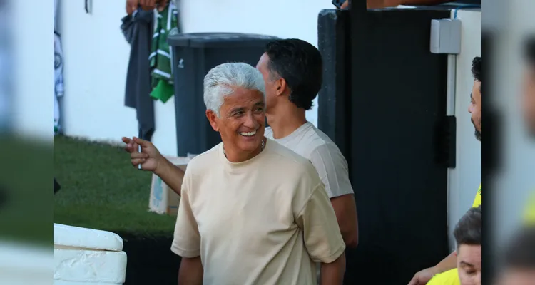 Bebeto esteve na beira do gramado durante a partida.