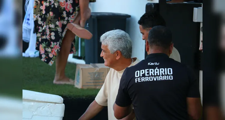 Bebeto esteve na beira do gramado durante a partida.