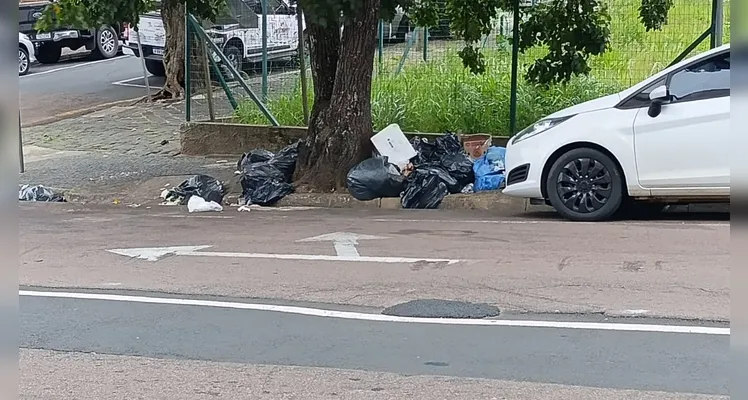 Lojistas denunciam descarte irregular de lixo no Centro de Ponta Grossa