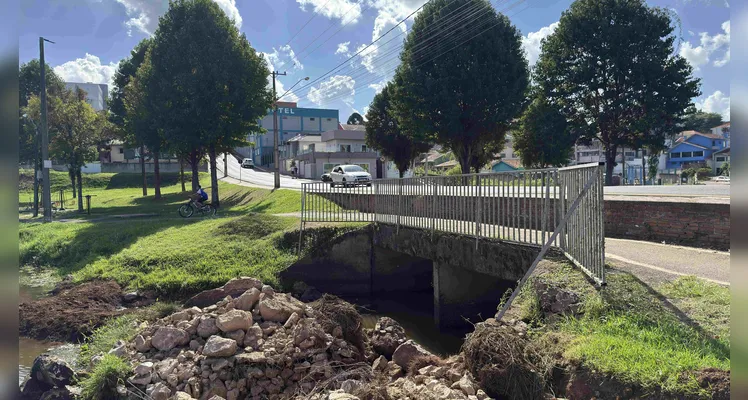Parque Lacustre recebe revitalização nos lagos e controle da água em Castro
