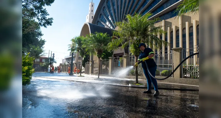 Prefeitura realiza força-tarefa de limpeza e reparos na Praça da Catedral em PG