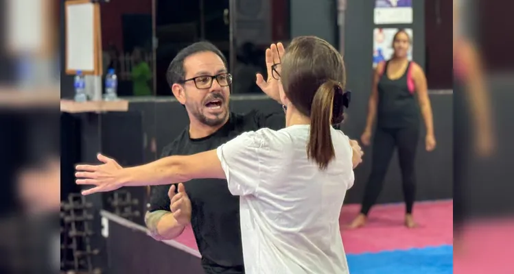 Diversas mulheres participaram da aula de defesa pessoal em academia no Núcleo Santa Paula na última