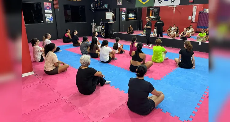 Diversas mulheres participaram da aula de defesa pessoal em academia no Núcleo Santa Paula na última