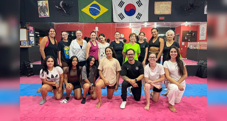 Diversas mulheres participaram da aula de defesa pessoal em academia no Núcleo Santa Paula na última