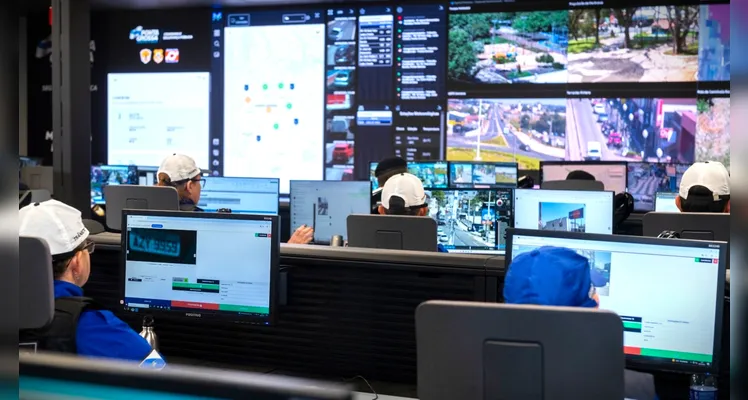 Agentes de segurança que monitoram a 'Muralha Digital' da cidade.