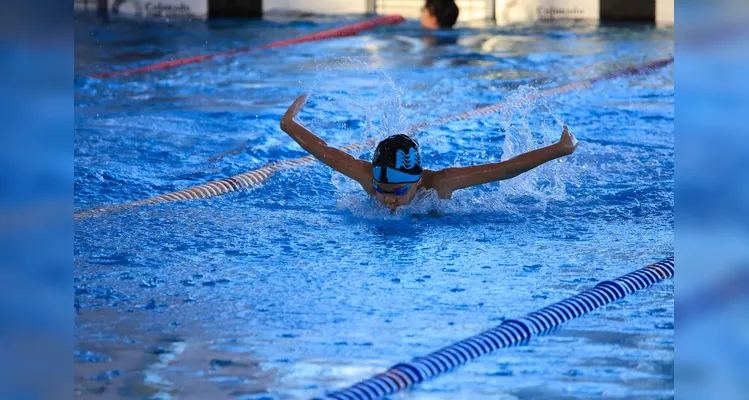 O atleta de natação, Emanuel Bueno Ferreira, de 8 anos, se destacou no 1º Campeonato Paranaense de Inverno Mirim/Petiz