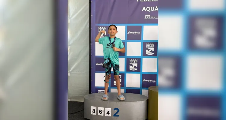 O atleta de natação, Emanuel Bueno Ferreira, de 8 anos, se destacou no 1º Campeonato Paranaense de Inverno Mirim/Petiz