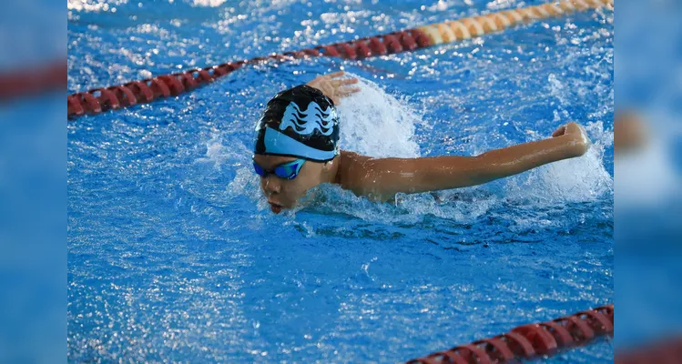 O atleta de natação, Emanuel Bueno Ferreira, de 8 anos, se destacou no 1º Campeonato Paranaense de Inverno Mirim/Petiz