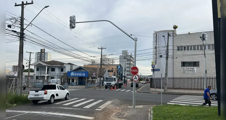 Os três semáforos do cruzamento entre a Avenida Balduíno Taques e Rua José do Patrocínio devem funcionar a partir de maio em Ponta Grossa.