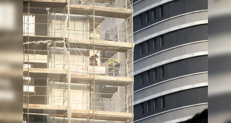 Obras - construção civil - prédios em construção - moradias em obras - pedreiros - carpinteiros - trabalhadores construção civil -