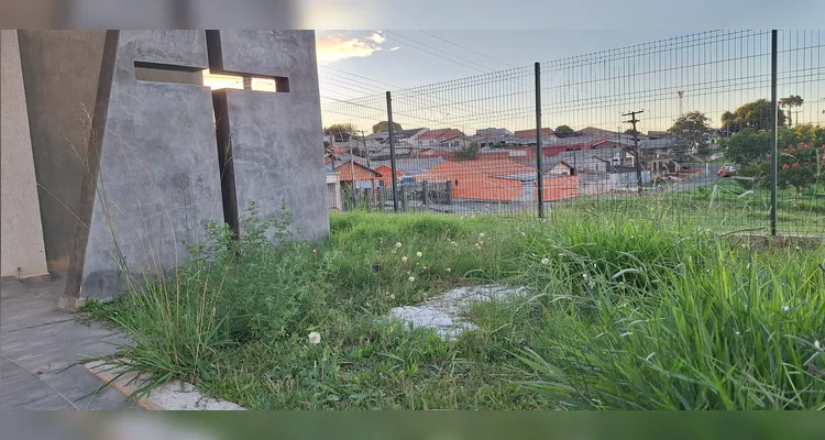 Capela mortuária do Núcleo Pitangui tomada pela grama