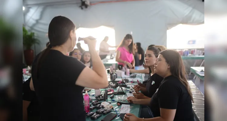Participantes acompanharam palestra e tiveram cursos de automaquiagem
