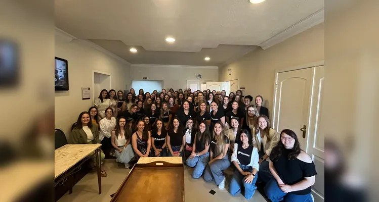 Participantes acompanharam palestra e tiveram cursos de automaquiagem