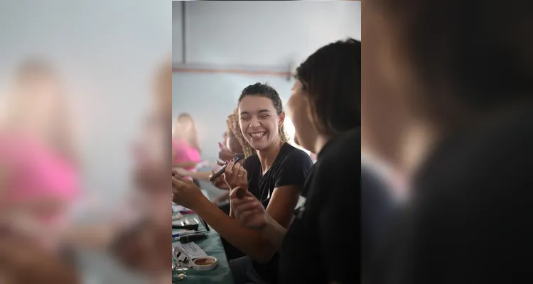 Participantes acompanharam palestra e tiveram cursos de automaquiagem