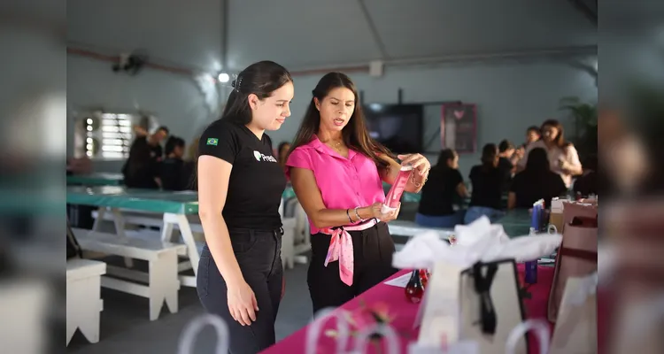 Participantes acompanharam palestra e tiveram cursos de automaquiagem