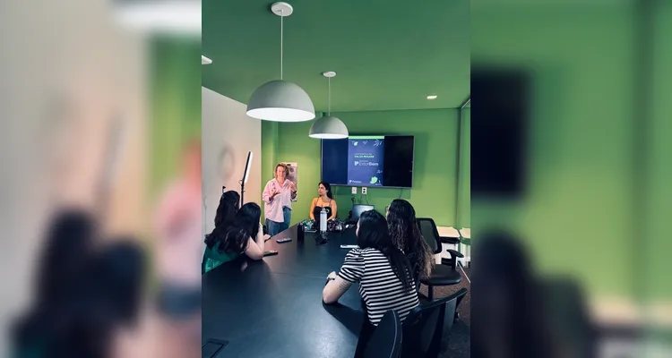 Participantes acompanharam palestra e tiveram cursos de automaquiagem