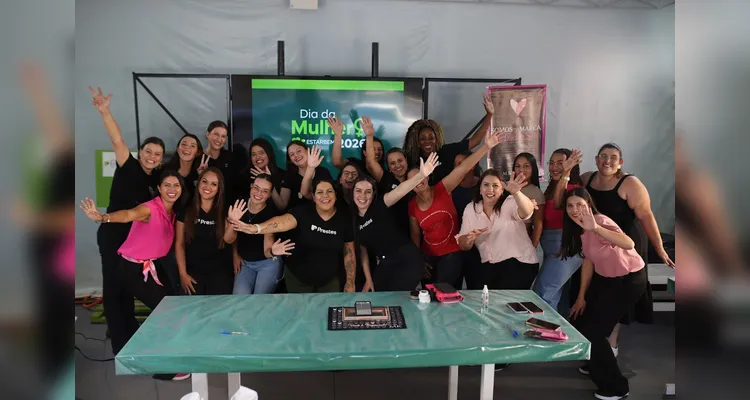 Participantes acompanharam palestra e tiveram cursos de automaquiagem