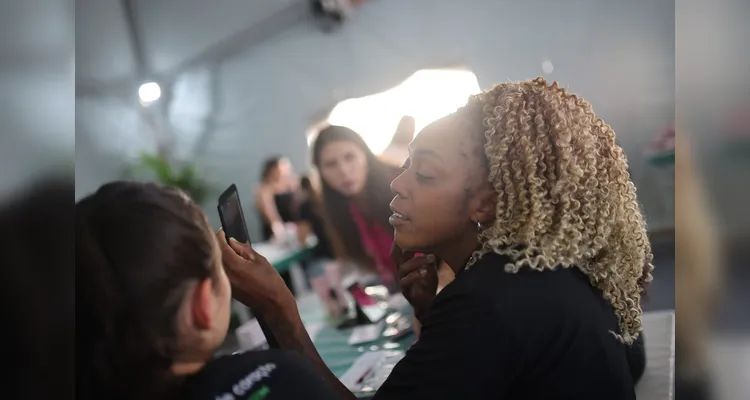 Participantes acompanharam palestra e tiveram cursos de automaquiagem