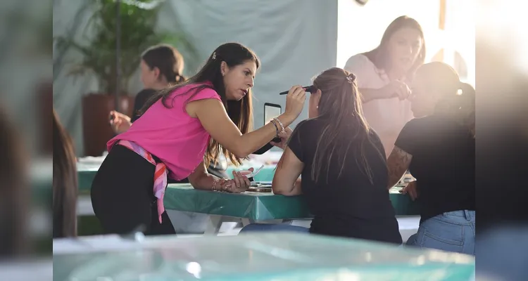 Participantes acompanharam palestra e tiveram cursos de automaquiagem