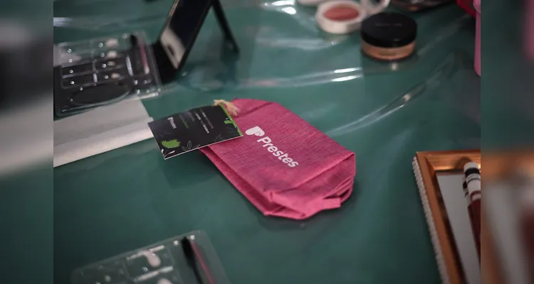 Participantes acompanharam palestra e tiveram cursos de automaquiagem